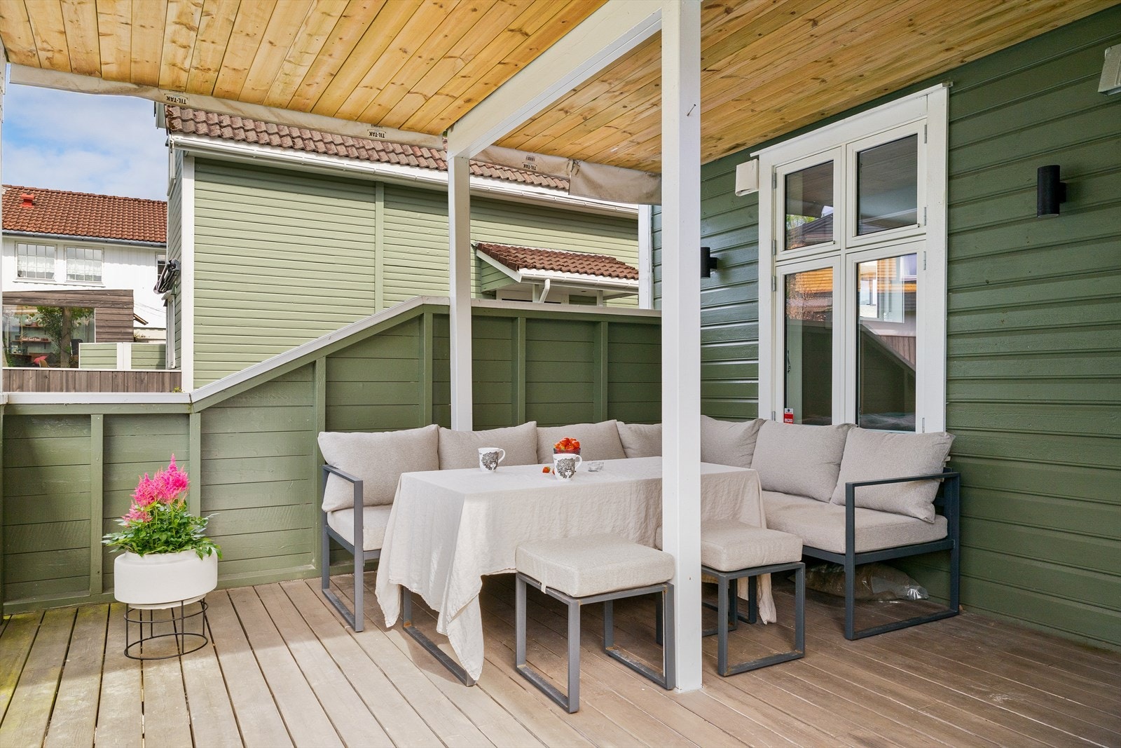 Fra kjøkkenet kan man nyte en sørvest-vendt terrasse med plass til å sette frem utemøbler og grill. Galleribilde