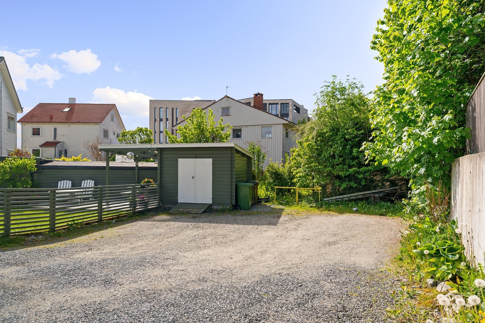 Boligens har god plass til parkering. Galleribilde