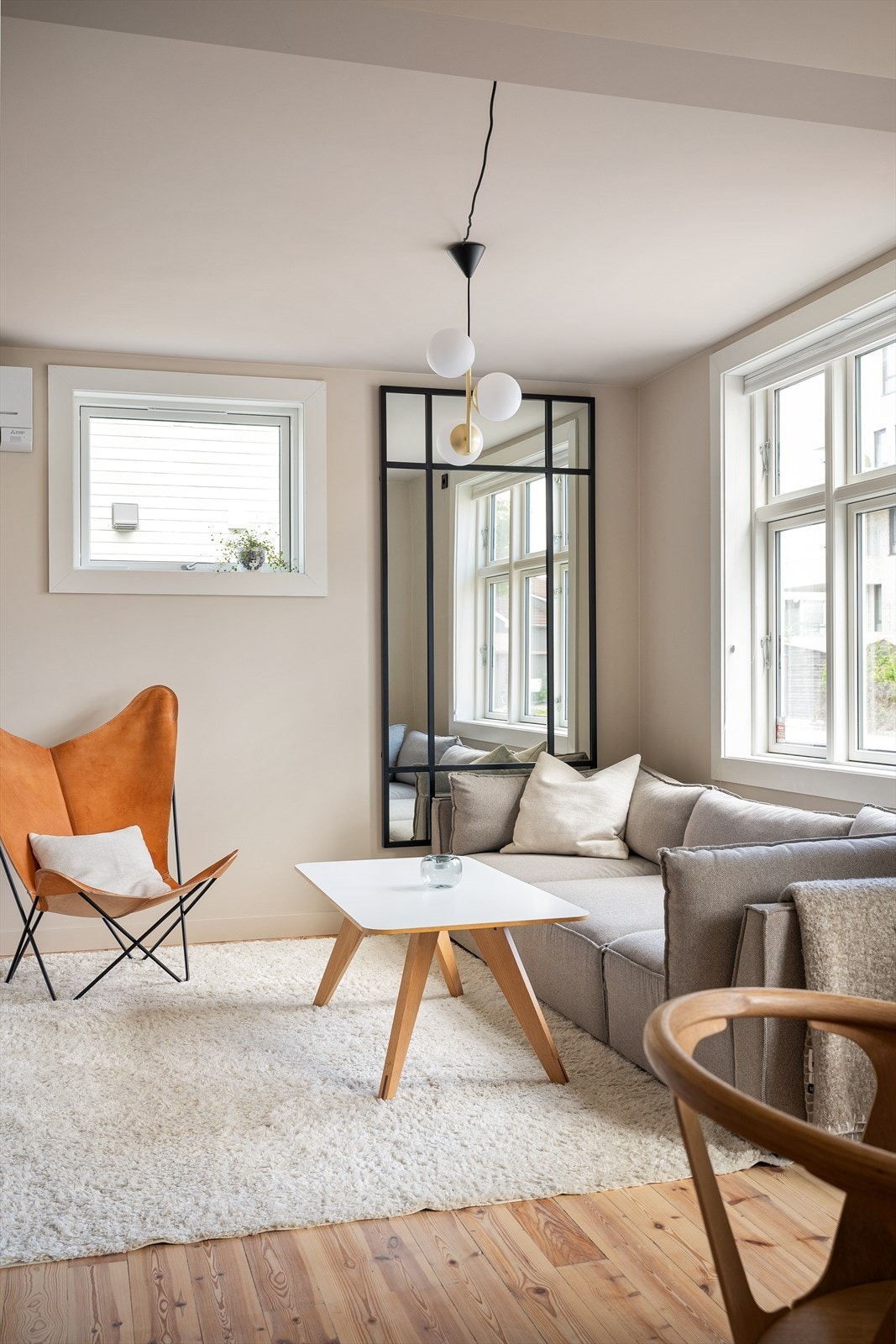 Store vindusflater slipper inn rikelig med naturlig lys og bidrar til en lys og luftig romfølelse. Galleribilde