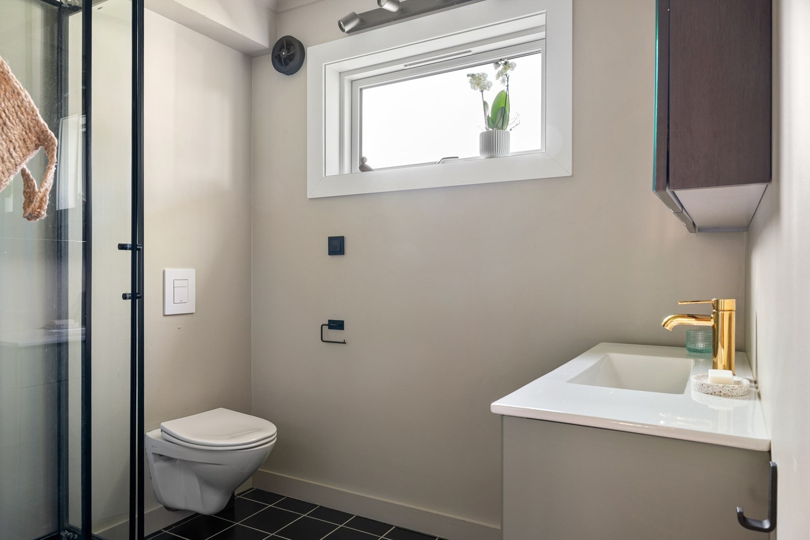 Badet er moderne og har flisbelagt gulv med varmekabler. Galleribilde
