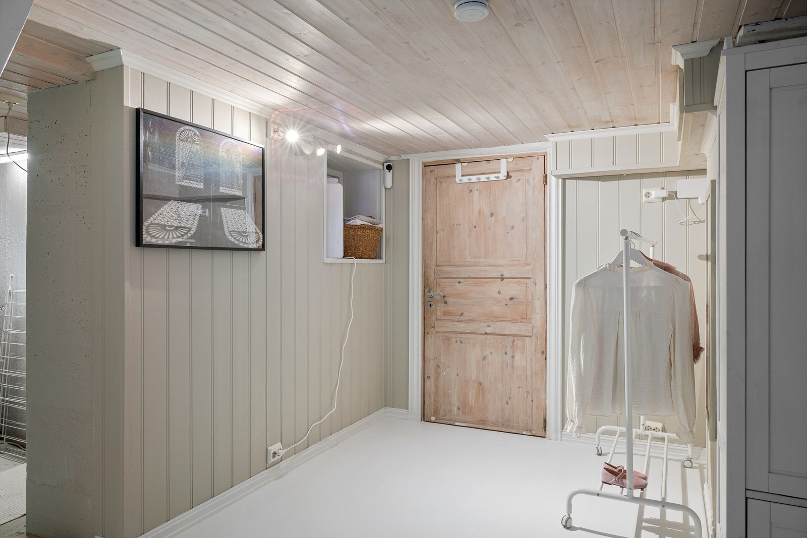 Det foreligger ikke godkjente plantegninger for kjeller, se punktet Innhold . Underetasjen er i dag innredet med soverom, vaskerom samt mellomgang med trapp til 1. etasje. Galleribilde