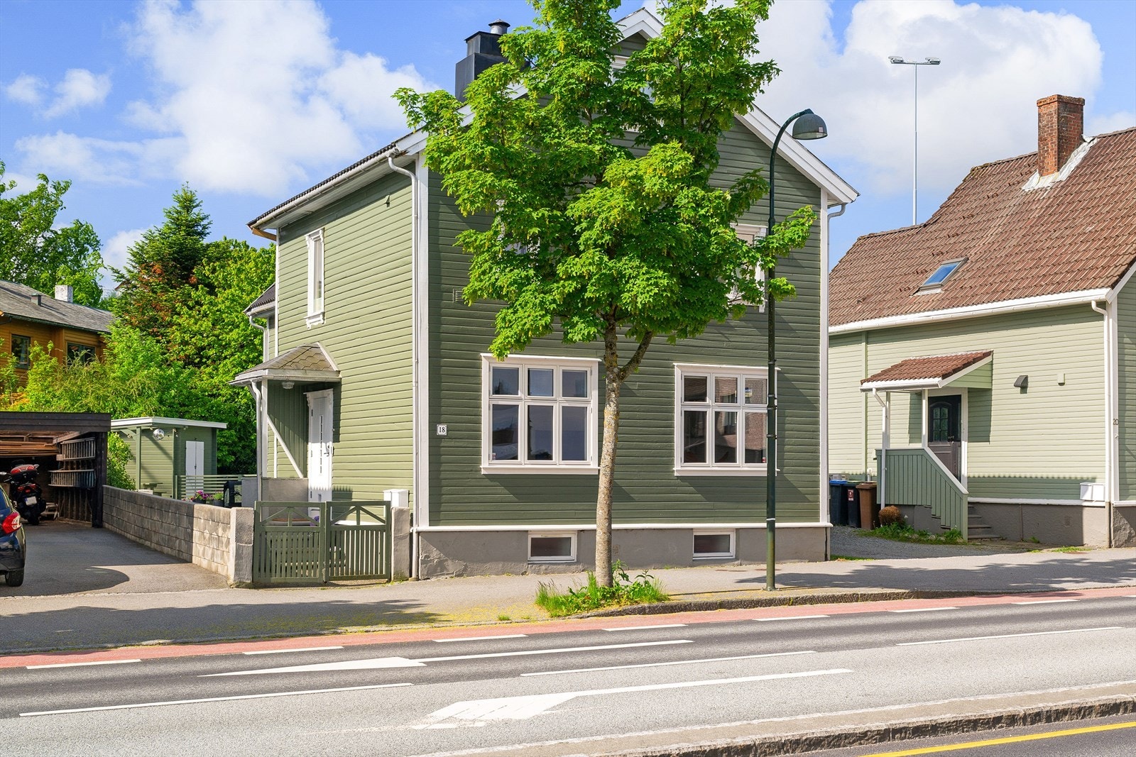 En flott mulighet for deg som ønsker en bolig med sentral beliggenhet, samtidig som du kan nyte en skjermet og rolig tilværelse i et hyggelig nabolag. Galleribilde