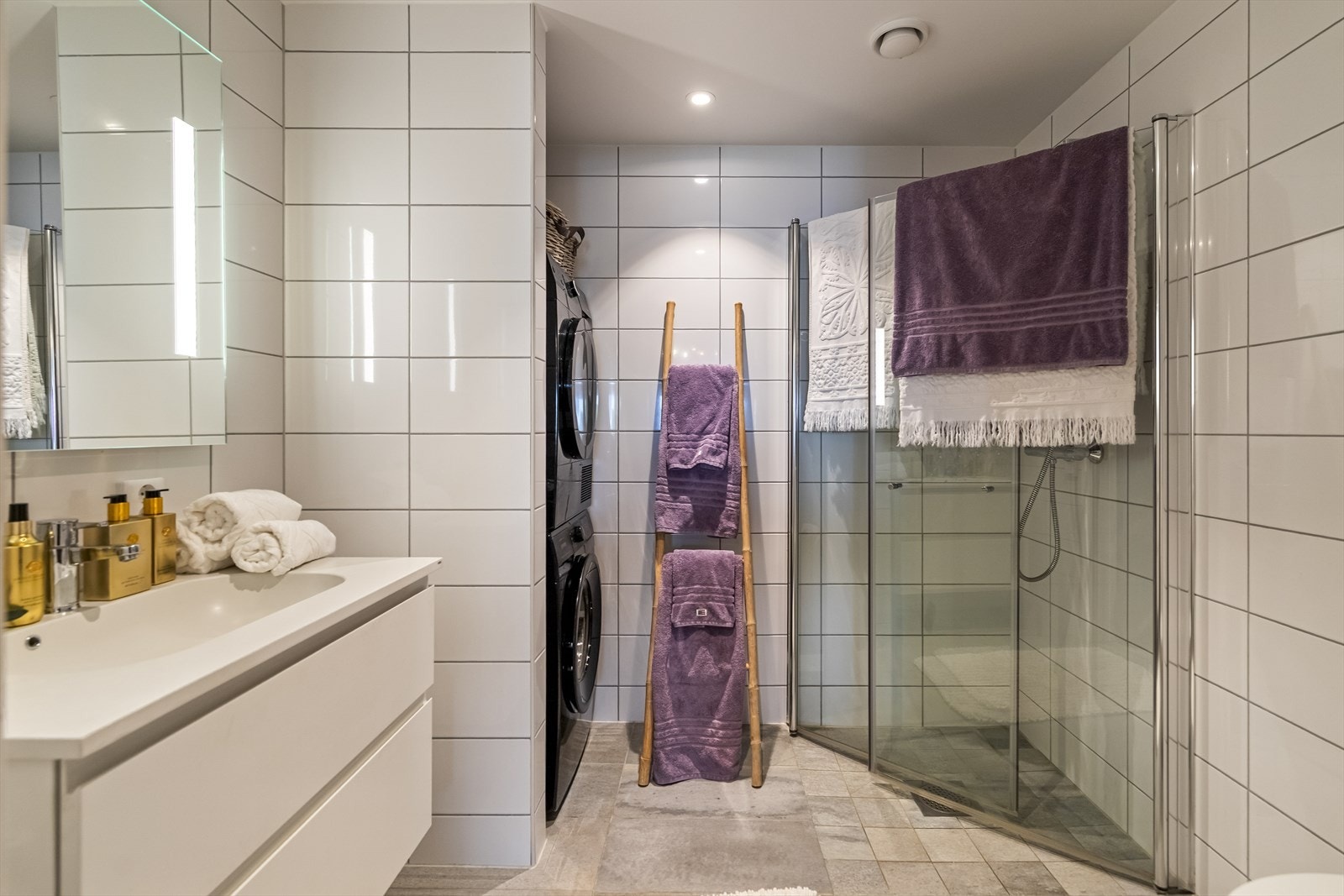 Badet er innredet med dusjnisje med glassvegger og baderomsinnredning, samt toalett. Galleribilde