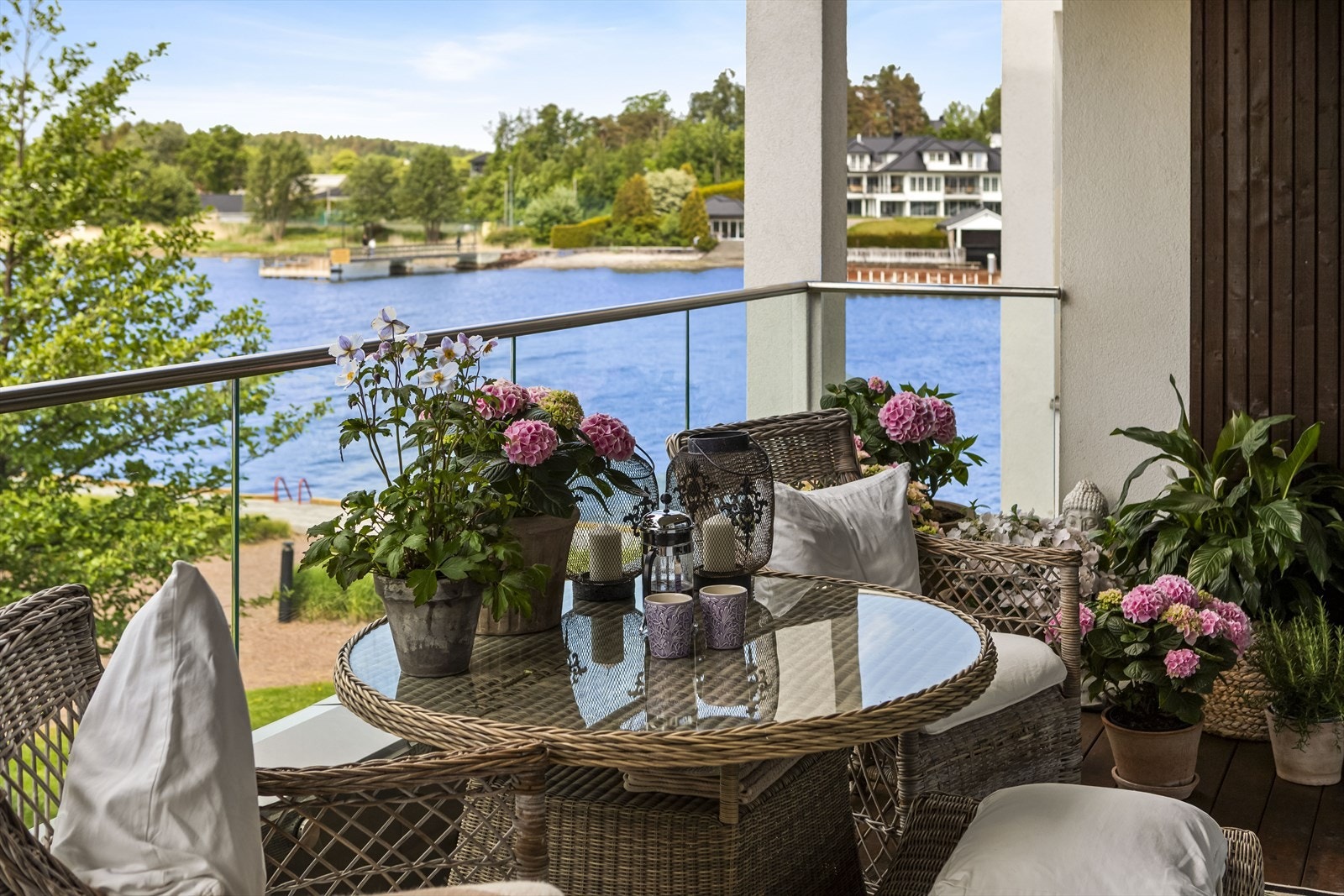 Her har du god plass til sittegruppe og grill - ideelt for hyggelige stunder utendørs. Galleribilde