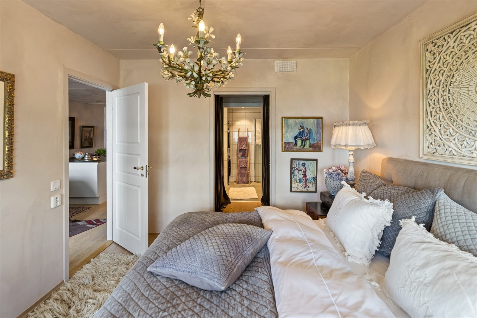 Det er dør direkte til walk-in-closet og videre inn til baderommet. Galleribilde