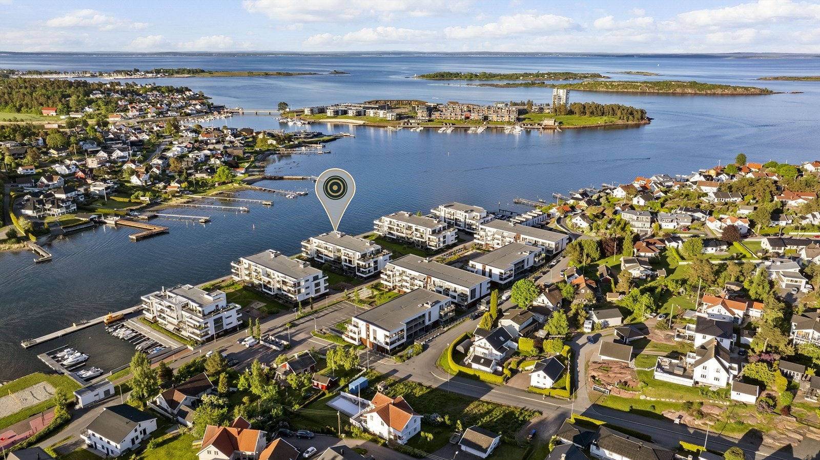 Ytterst på nordsiden av Husøy, langs innseilingen til Tønsberg, finner du et idyllisk boligområde omgitt av vakker skjærgård. Galleribilde