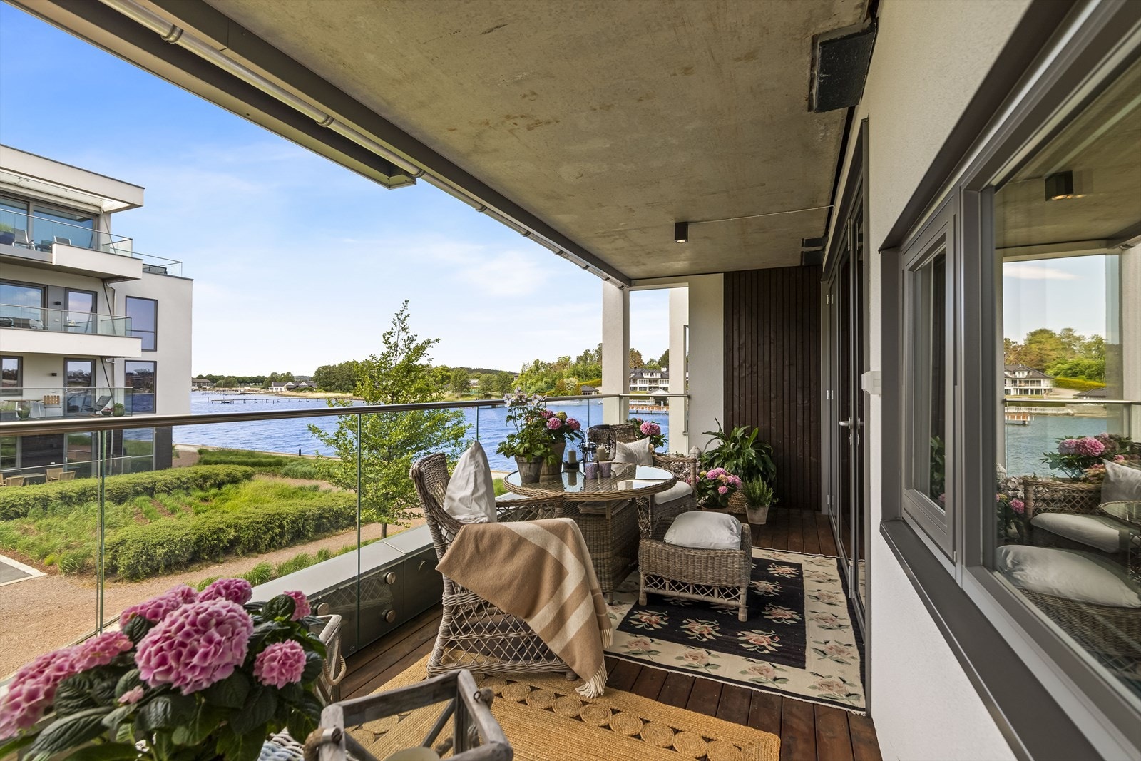 Balkongen er vestvendt, perfekt for å nyte ettermiddagssolen. Galleribilde