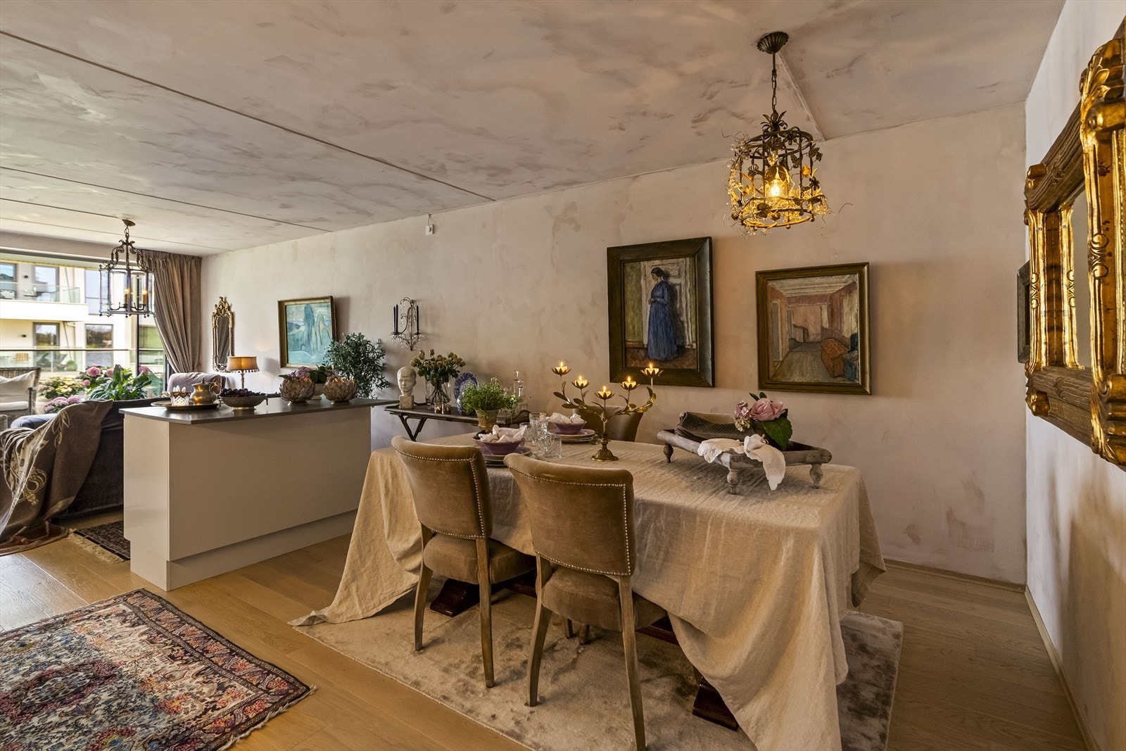 Den gode takhøyden og listfrie overganger gir et luftig og moderne preg. Galleribilde
