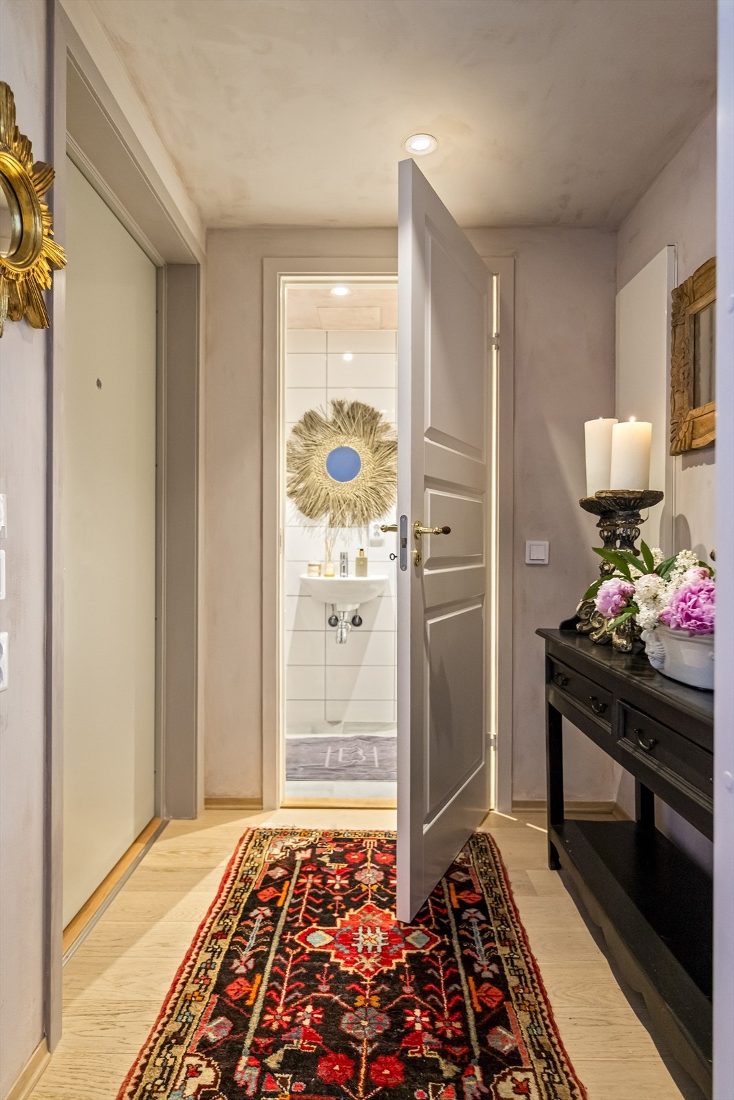 Entréen er lys og innbydende, med slette, malte vegger, downlights i himlingen og 1-stavs parkett som gir et gjennomgående, moderne uttrykk. Galleribilde
