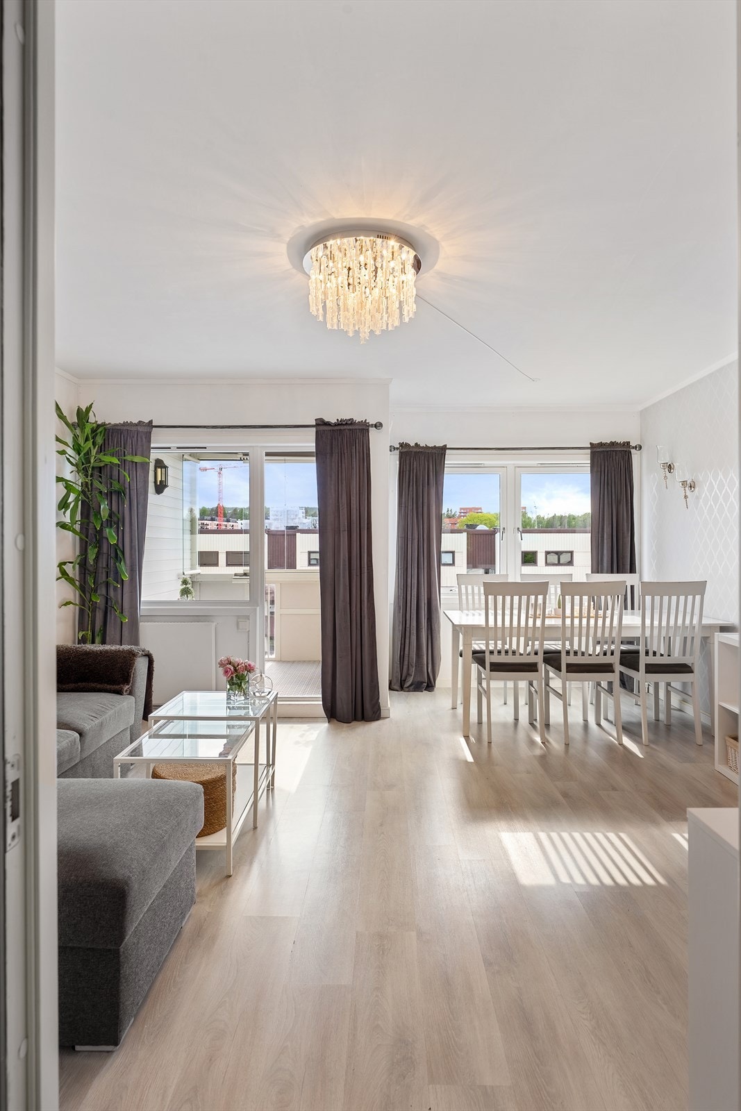 Den sentralt plasserte taklampen gir et godt og jevnt lys i hele stuen. Galleribilde