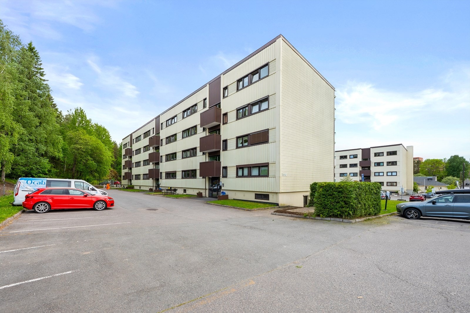 Veldrevet borettslag, sentralt beliggende og bra tilrettelagt med p-plasser for både beboere og besøkende utenfor. Galleribilde