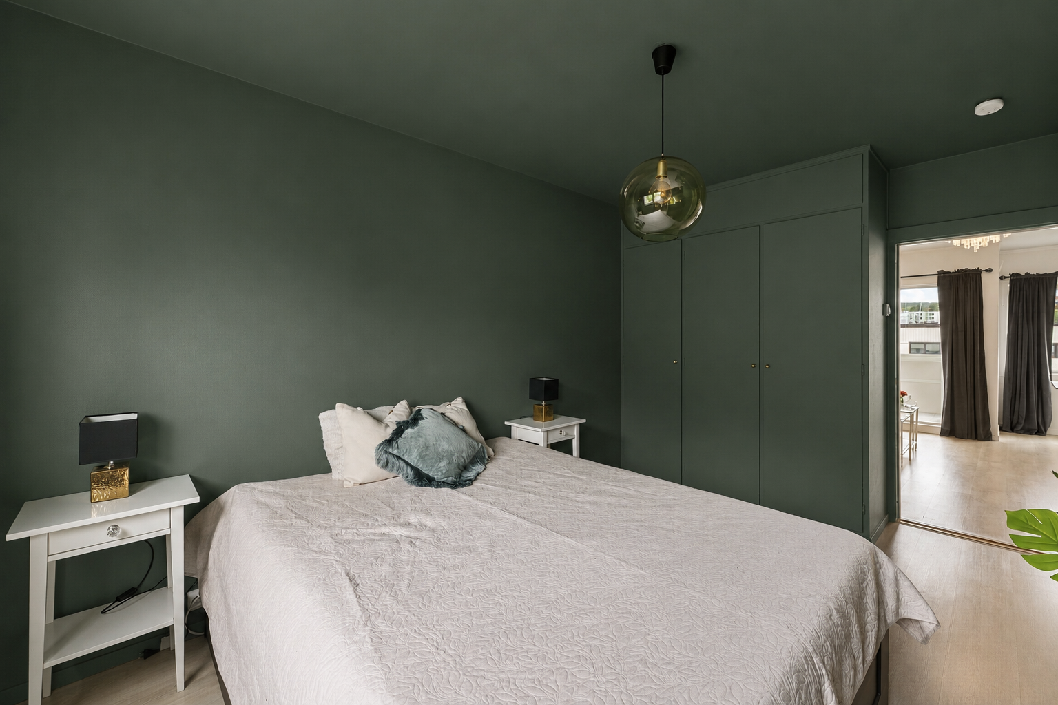 Rommet har plassbygde garderobeskap som gir rikelig med oppbevaringsplass. Vegger og tak er malt i fargen evening green . Galleribilde