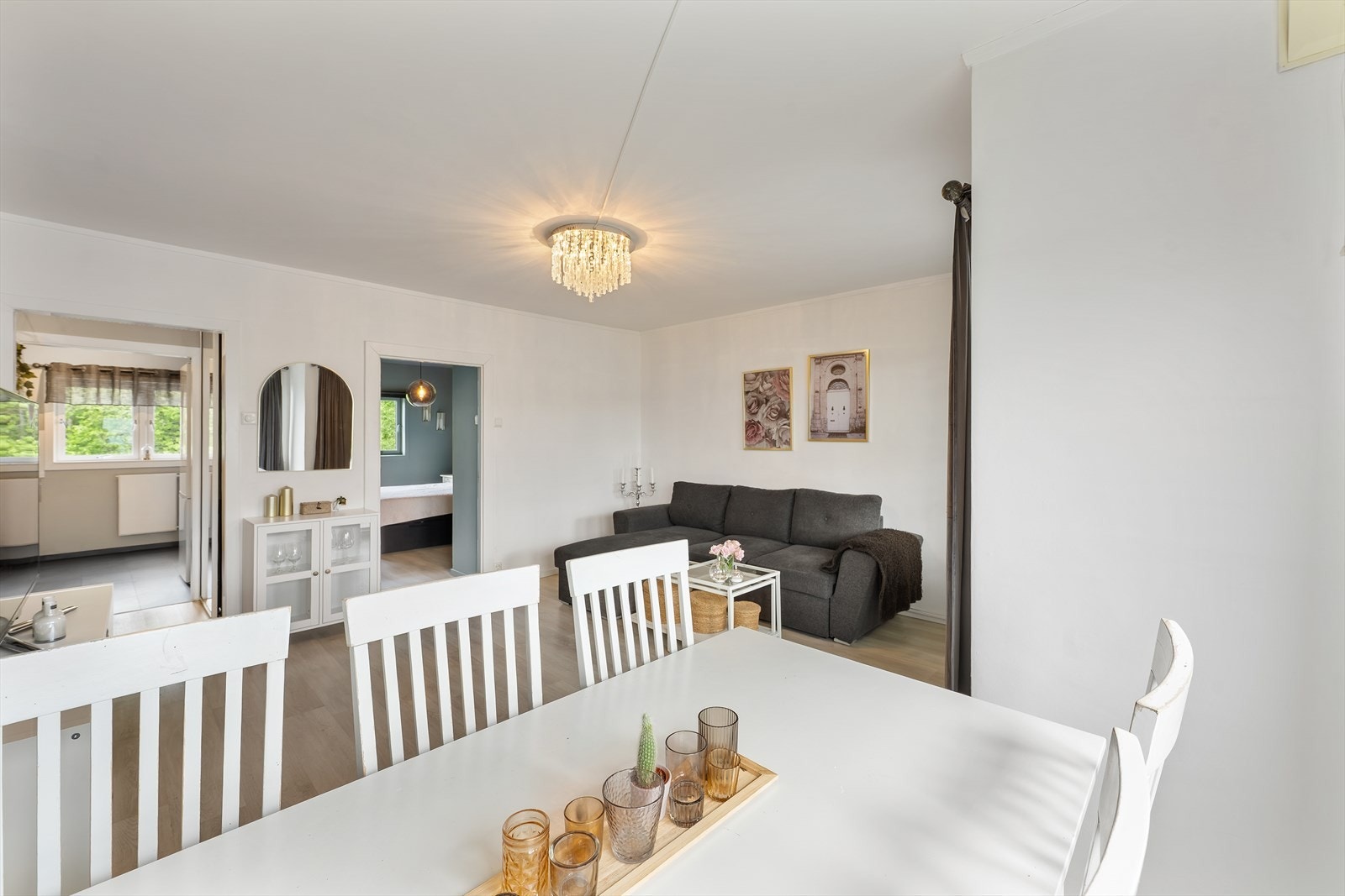 Stuen har god plass til både sofagruppe og spisebord. Galleribilde