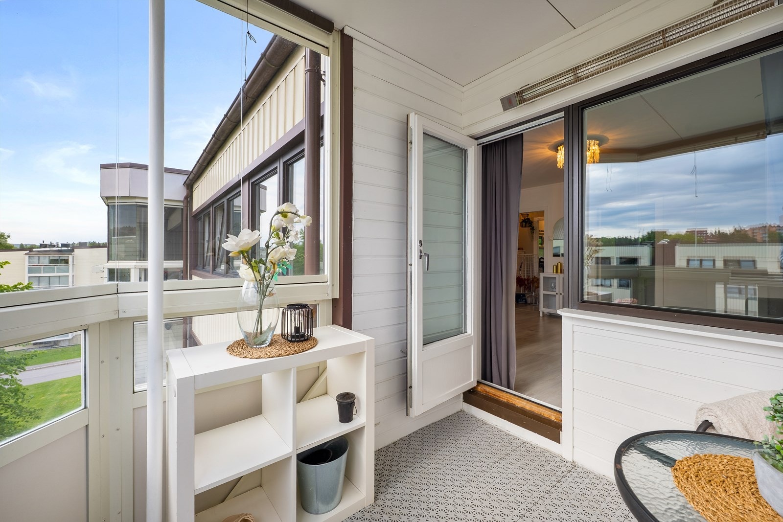 Innglassingen og montert varmelampe gjør at balkongen kan benyttes store deler av året. Galleribilde