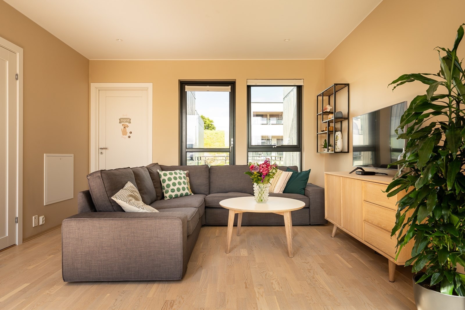 Dette er den største stuen og egner seg godt til å samle familien til filmkveld. Galleribilde