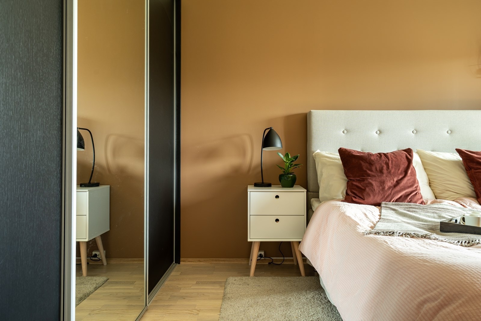 Rommet er utstyrt med stor skyvedørsgarderobe. Galleribilde
