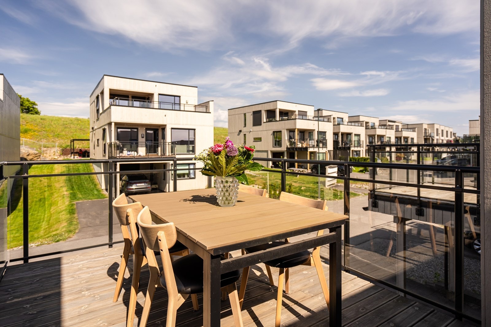 Terrassen på nordsiden er også av god størrelse. Her kan du nyte morgensolen. Terrassen har god plass ønsket møblering. Galleribilde