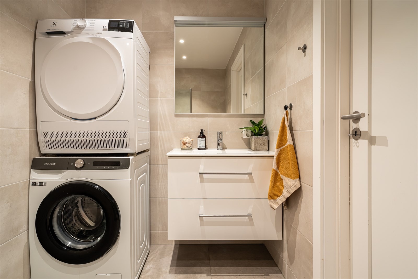Badet i hovedetasjen har et moderne uttrykk med 60x60 fliser på gulvet og 30x60 på vegg. Galleribilde
