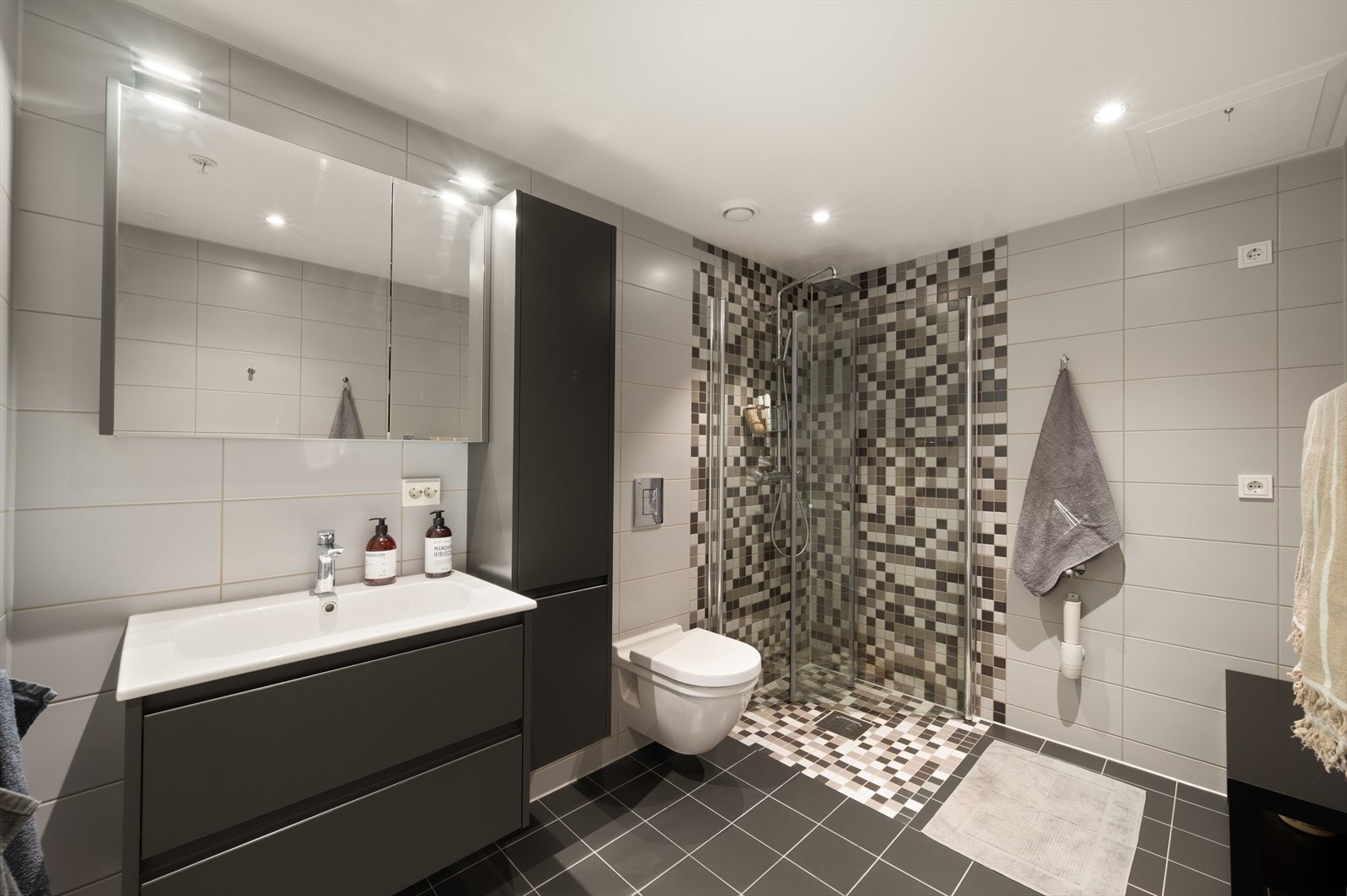 - I leilighetens 2.etasje finner man hovedbadet - Galleribilde