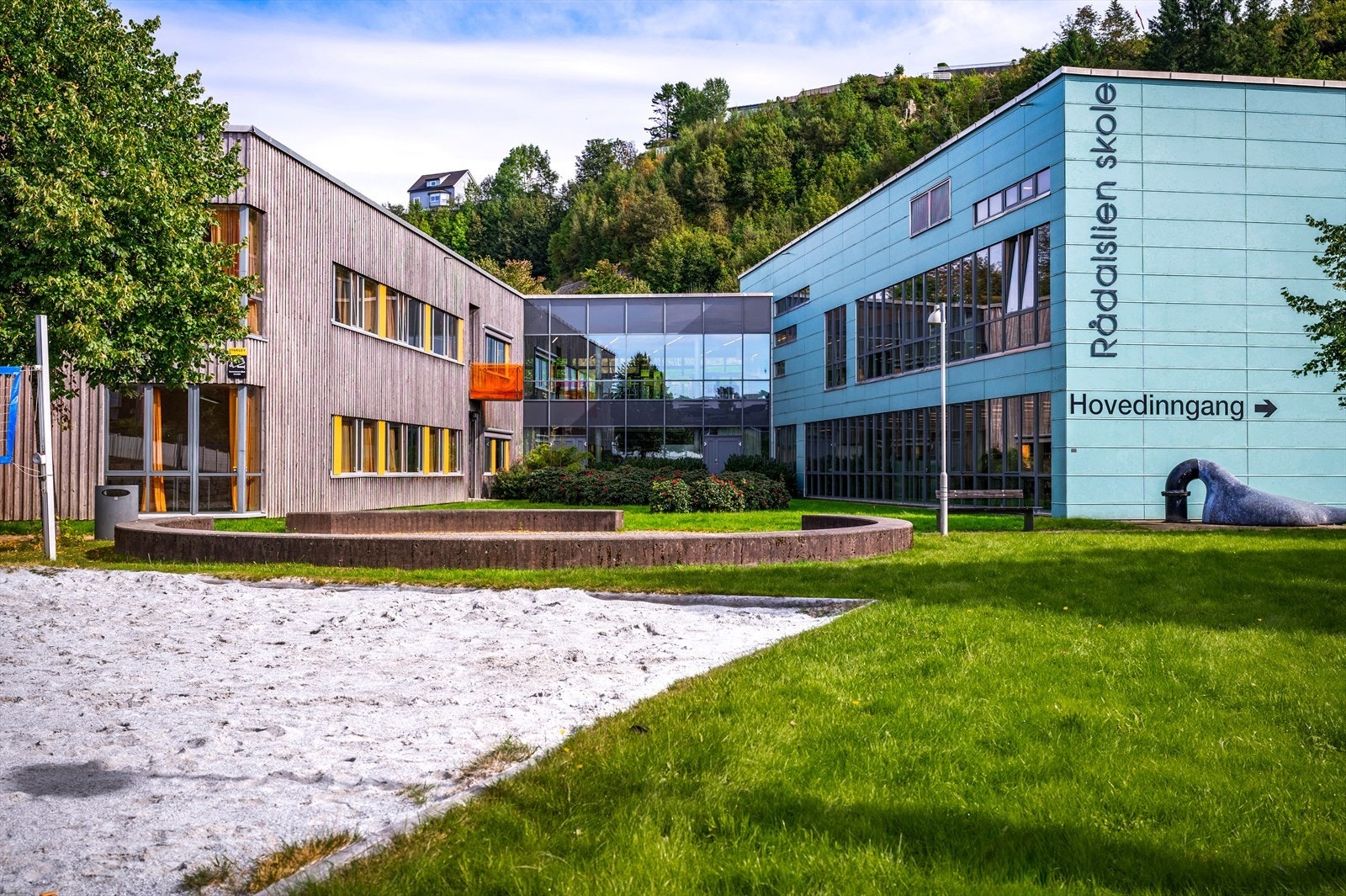 - Fra boligen er det kort vei til barnehager og skoler - Galleribilde