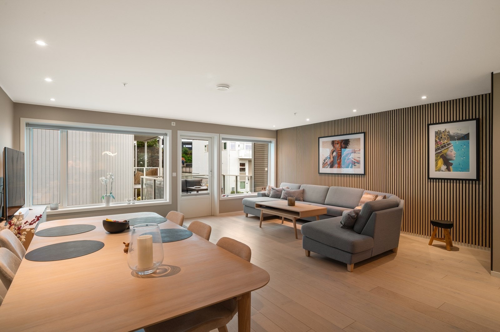 - Her er det god plass til både sofa- og spisegruppe - Galleribilde