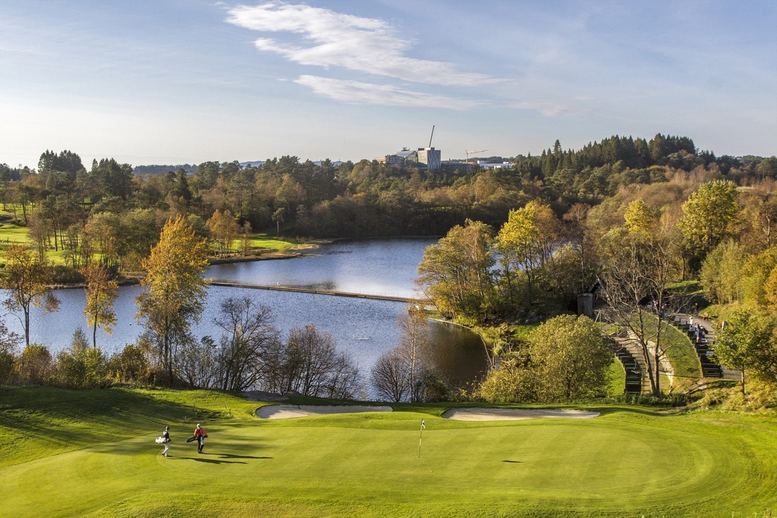 - Ikke langt unna boliger finner man aktiviteter som Fana Golf, kjekt for både store og små - Galleribilde