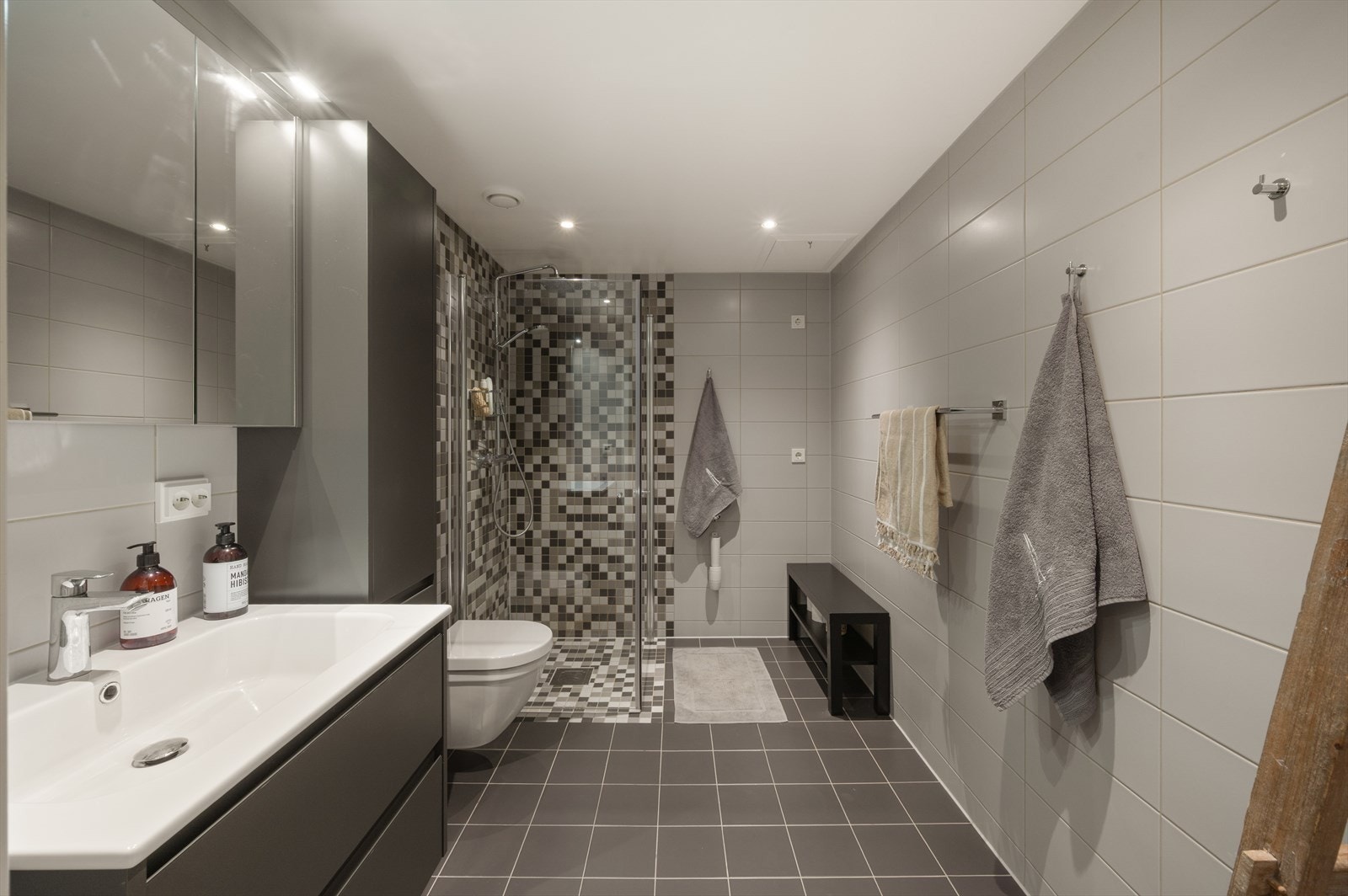 - Badet måler 6 m² og har varmekabler i gulv - Galleribilde