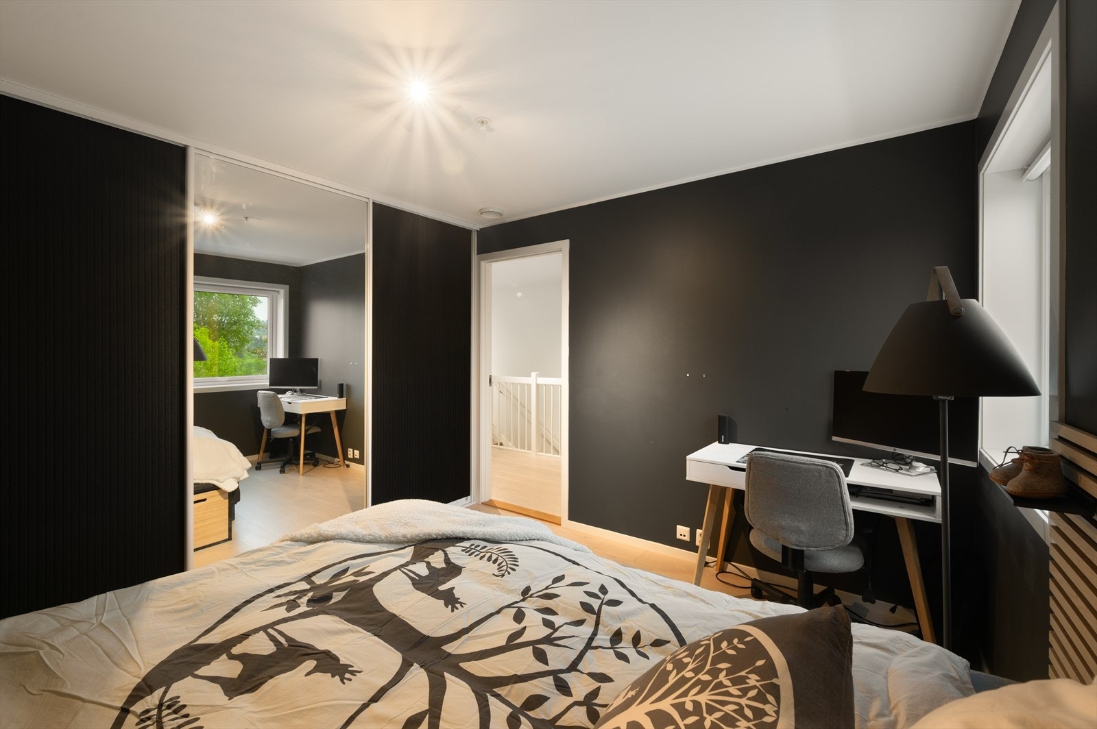 - Rommet er utstyrt med en praktisk skyvedørsgarderobe med et smakfullt design - Galleribilde