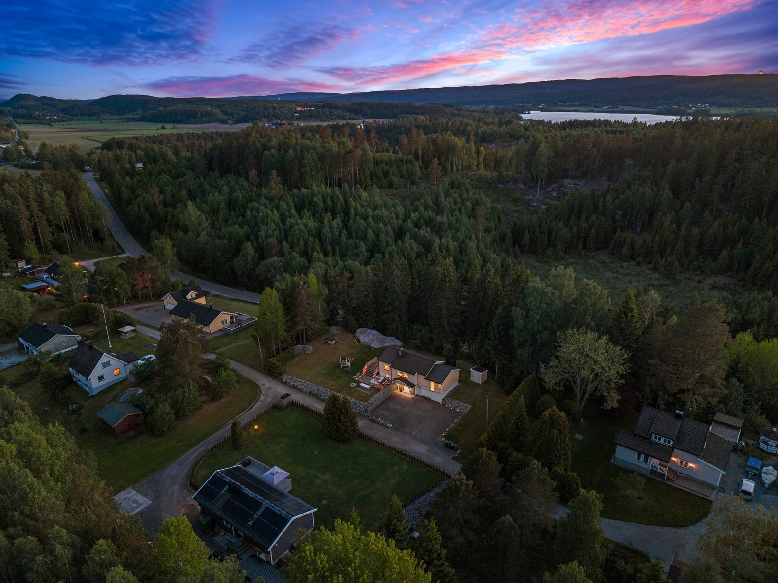Det er kort avstand til flotte tur- og rekreasjonsmuligheter i marka, og Bjørkelangen sentrum, med sine skoler på alle trinn, er lett tilgjengelig. Galleribilde