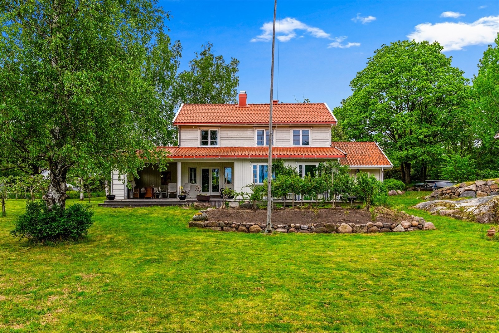Hovedhuset sett fra den store hagen. Galleribilde