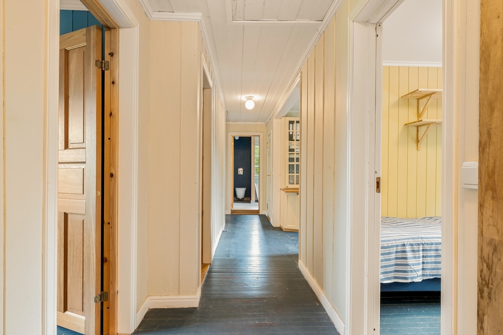 Gangen i andre etasje binder sammen soverommene og badene. Gulvene er i malt tre. Galleribilde