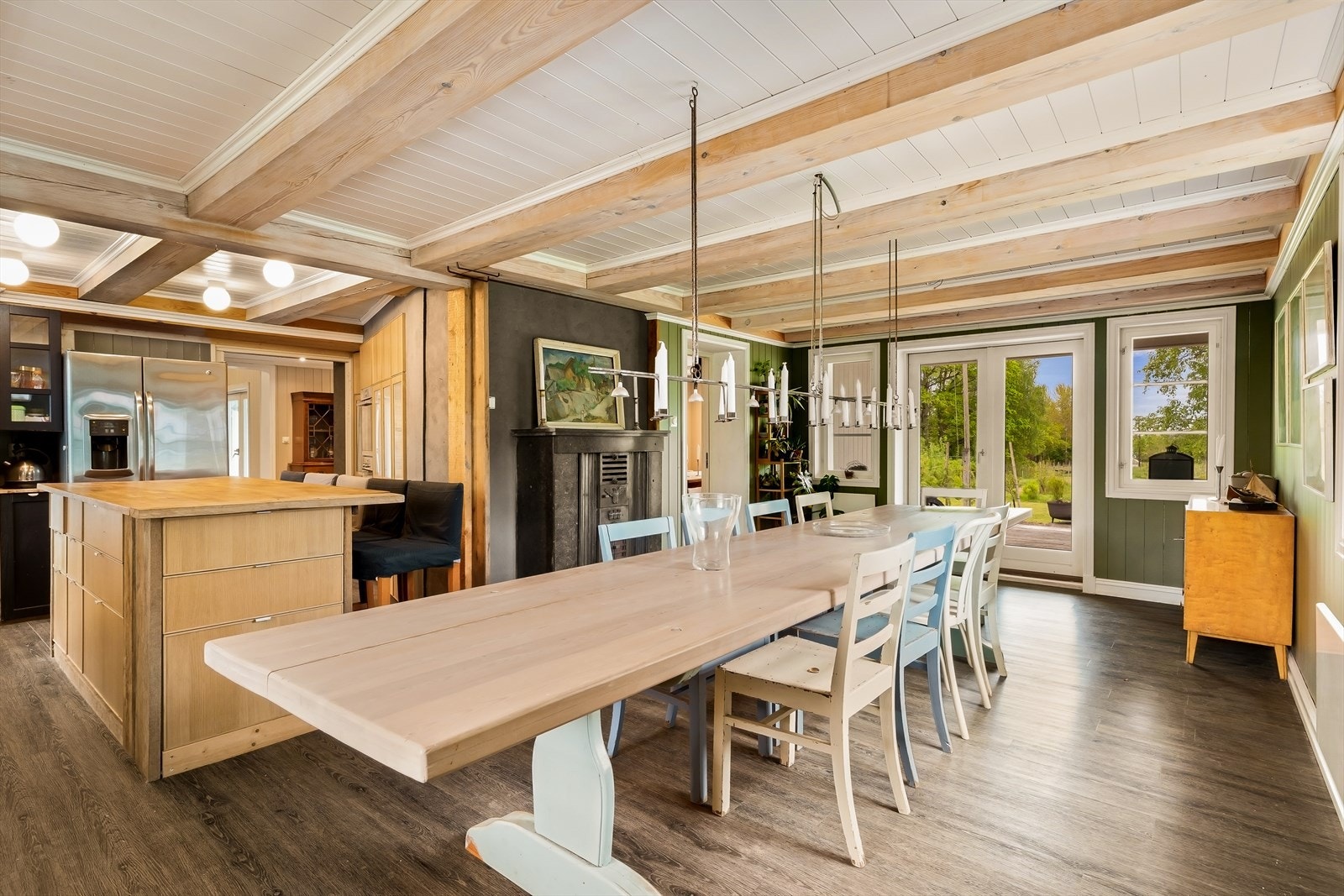 Fra spisestuen er det direkte utgang til den store terrassen via en terrassedør fra 2015. Galleribilde