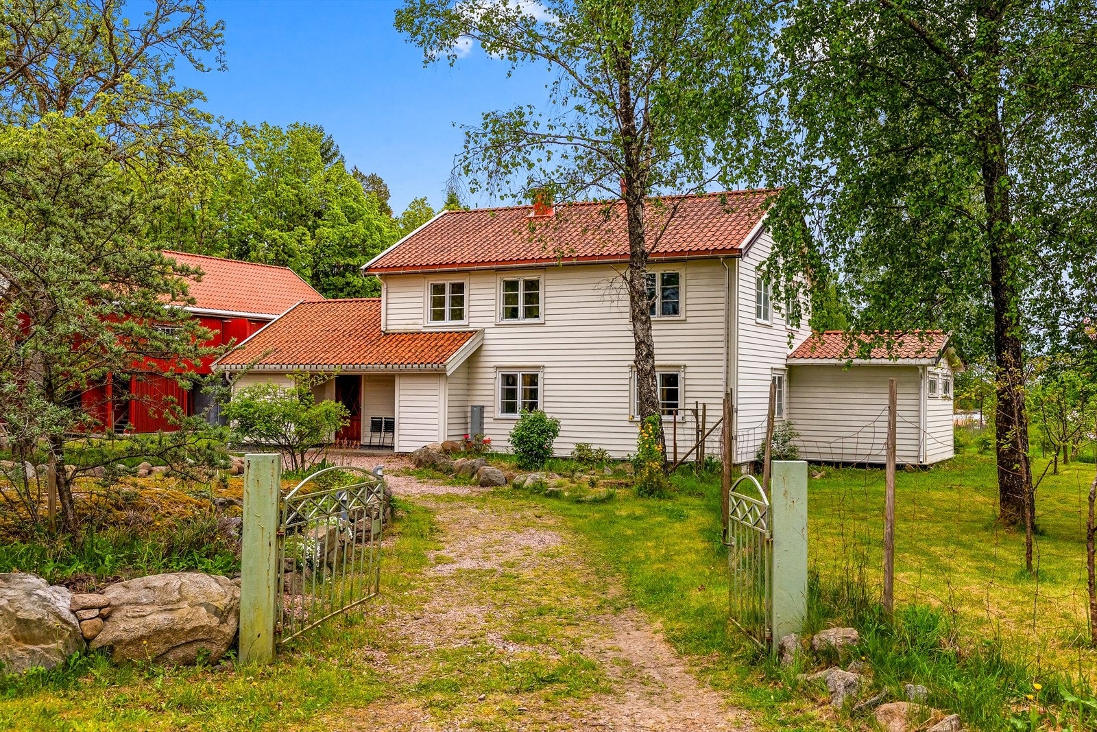 Innkjøringen til eiendommen. Galleribilde