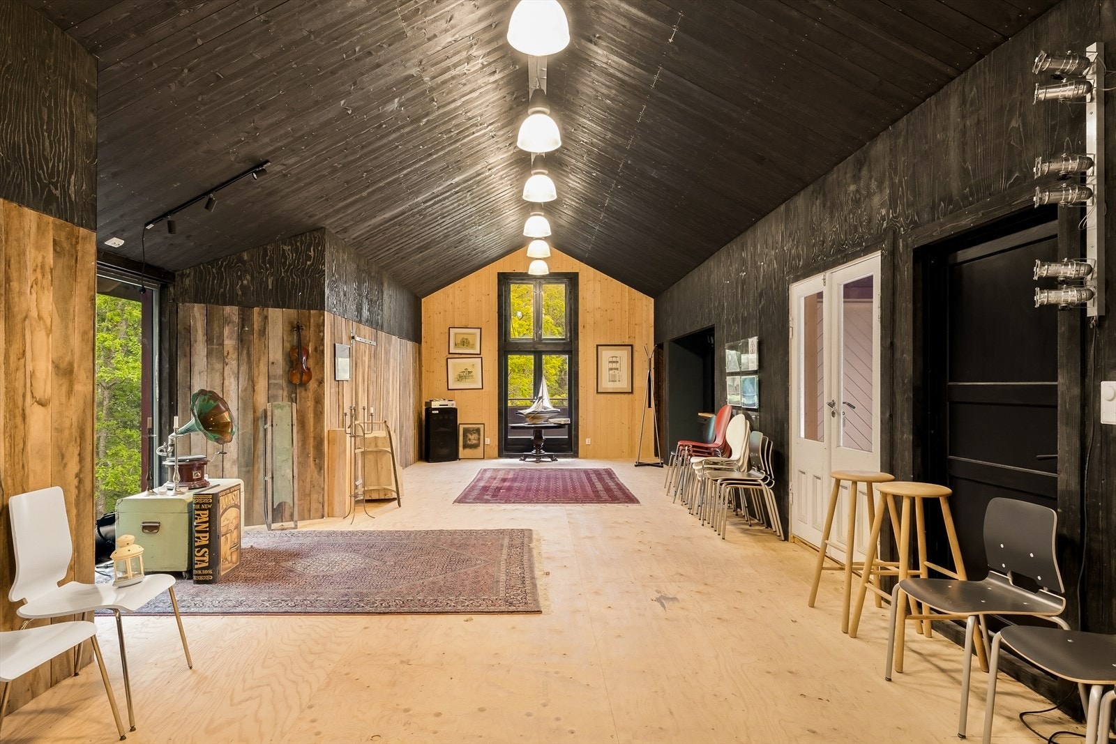 Det store flerbruksrommet i uthusets andre etasje har stor takhøyde og mange bruksmuligheter. Galleribilde