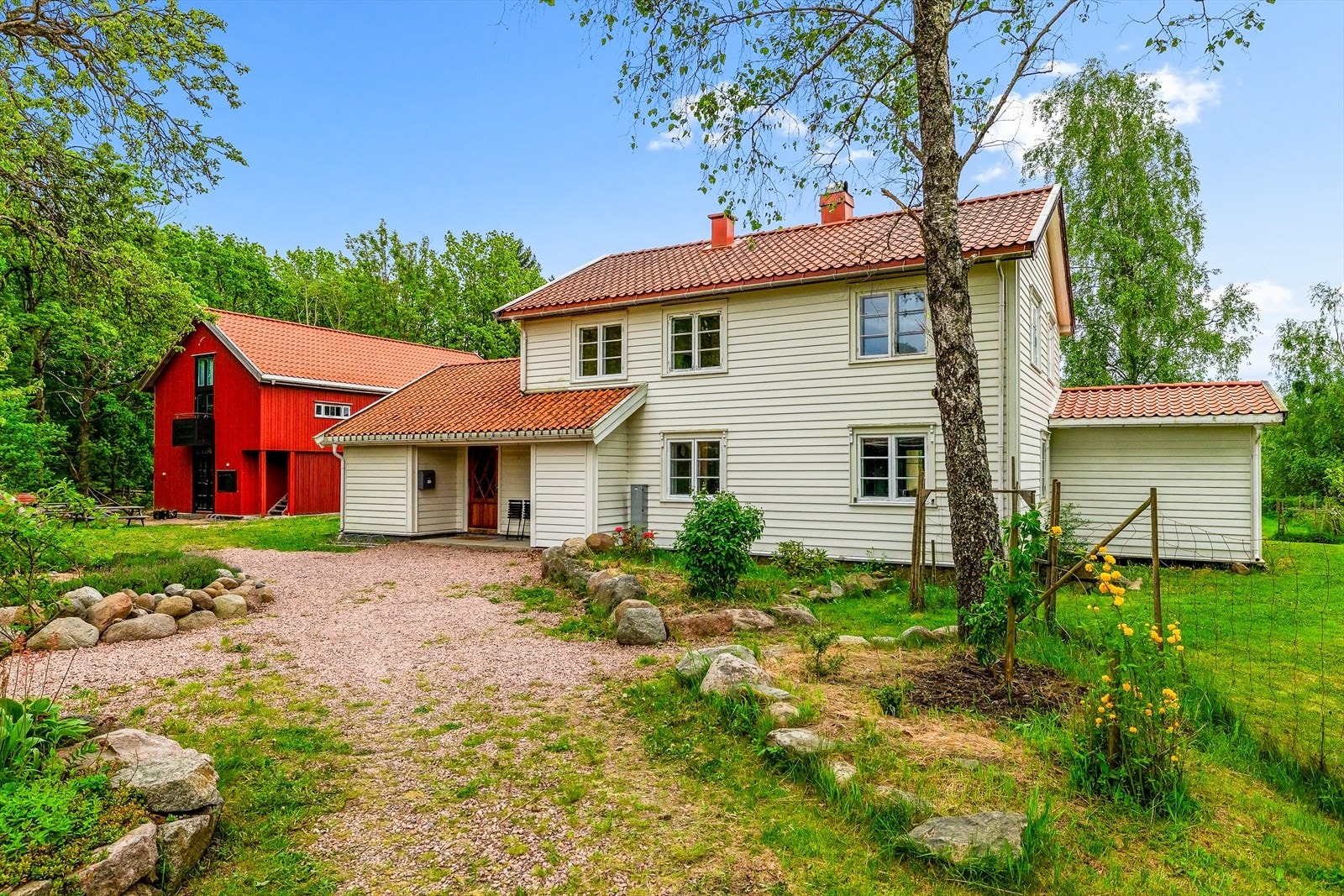 Tunet mellom hovedhuset og uthuset. Galleribilde