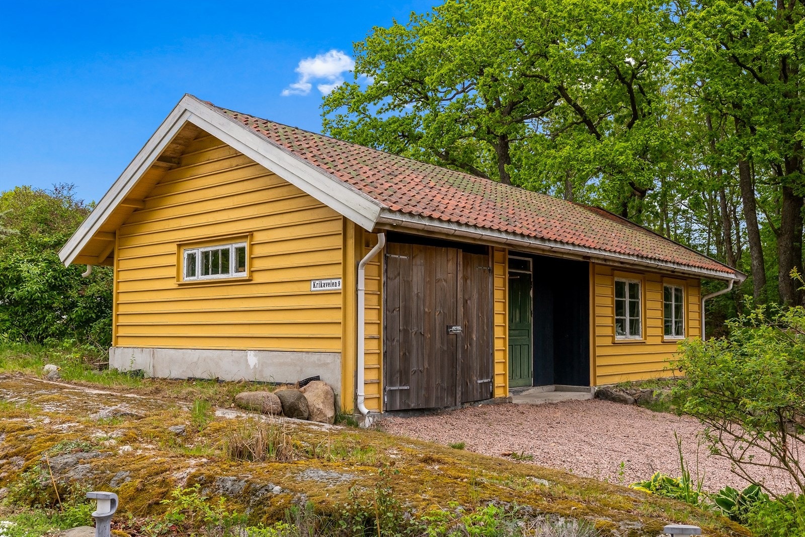 Det uisolerte redskapshuset er oppført i tre og lecablokker. Galleribilde