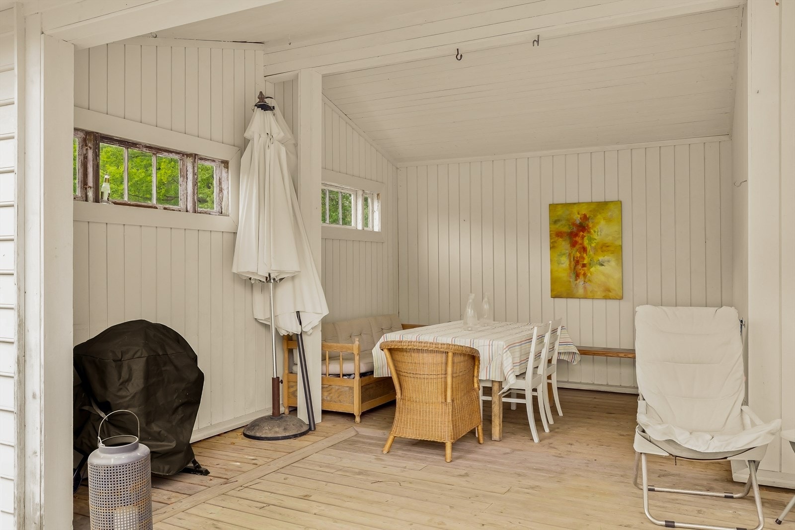 En del av terrassen er overbygd, og skaper en lun uteplass som kan brukes uansett vær. Galleribilde