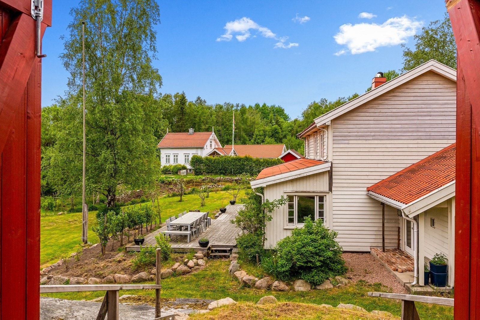 Utsikt fra uthuset mot hovedbygningen og den store terrassen. Galleribilde