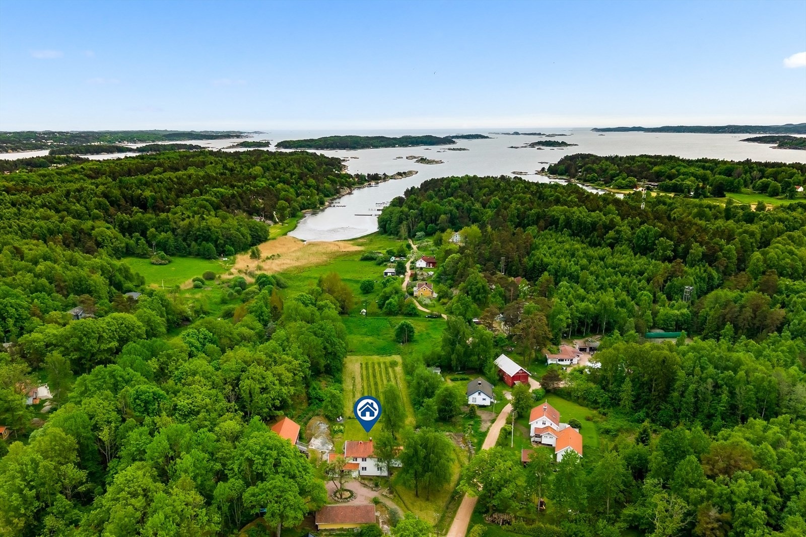 Her bor du skjermet og fredelig, omgitt av kulturlandskap og skog. Fra eiendommen er det kort vei ned til sjøen og turstiene som krysser øya. Galleribilde