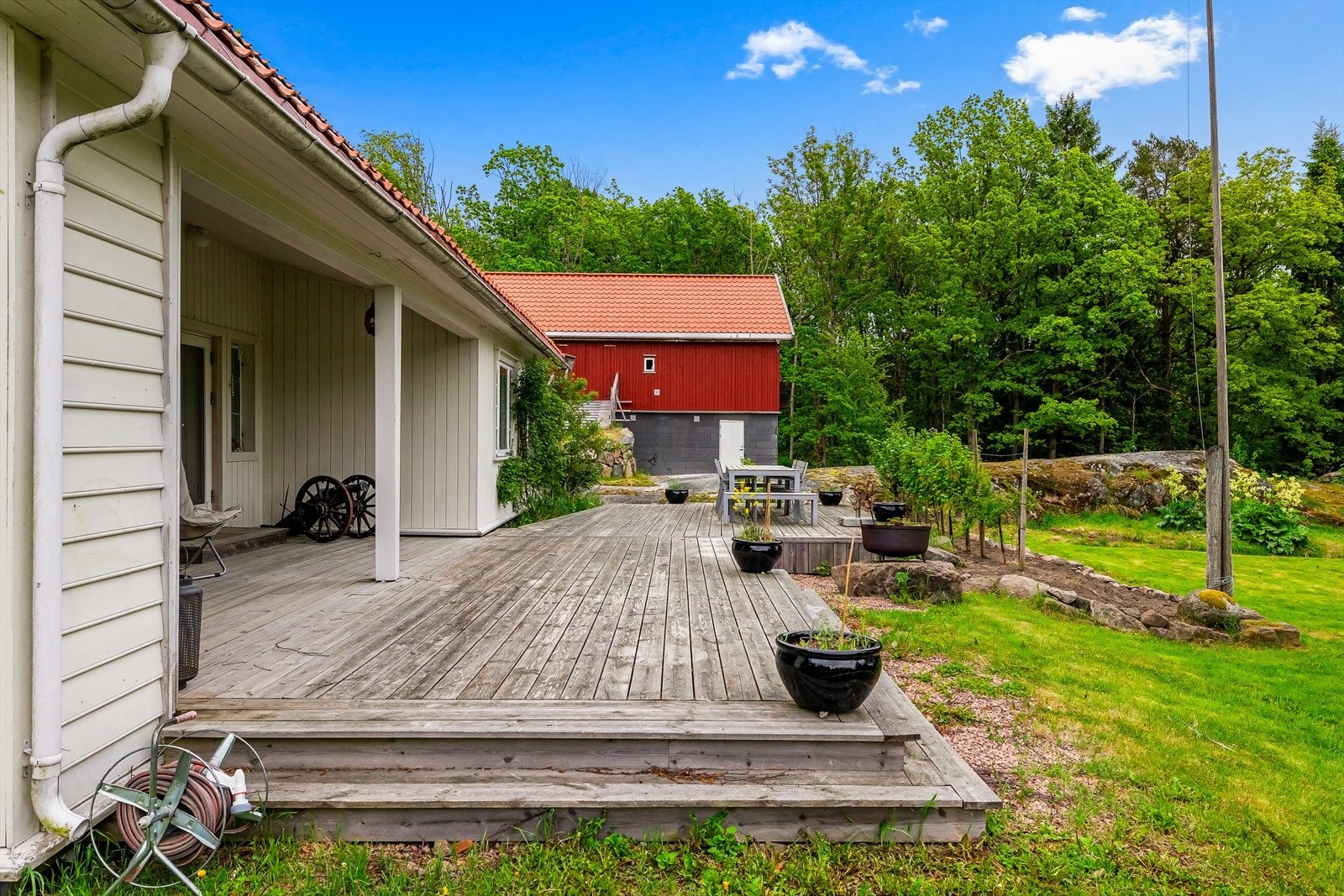 Terrassen strekker seg langs fasaden og gir rikelig med plass for utemøbler. Galleribilde
