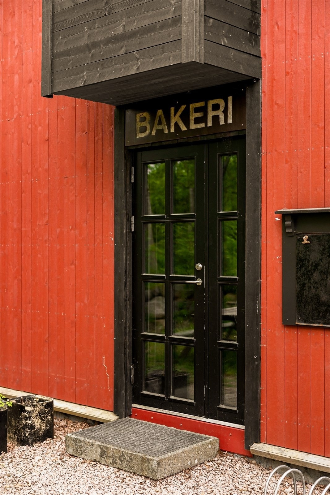 Inngangsparti til uthuset. Bygget har tidligere vært benyttet som bakeri. Galleribilde