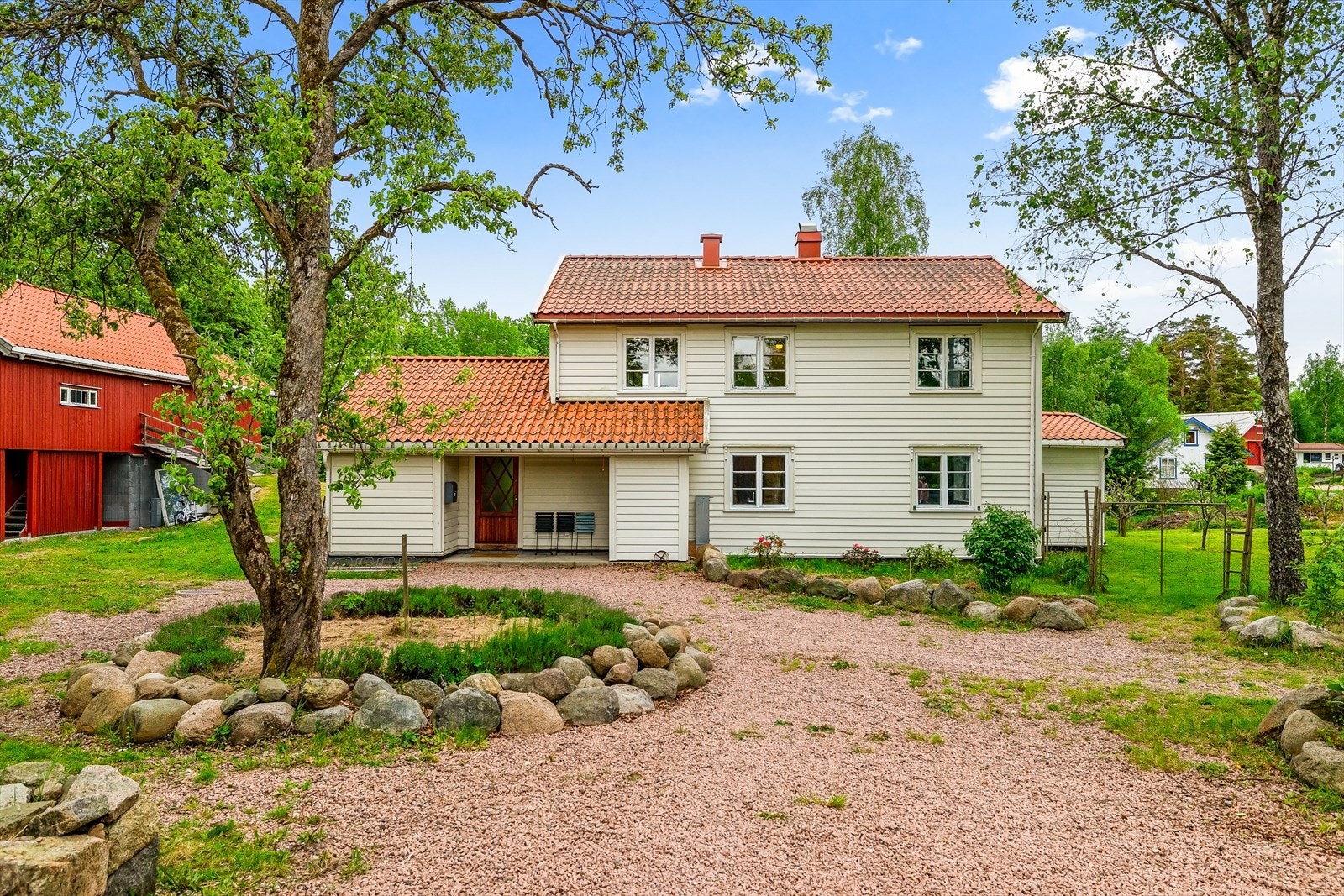 En landlig eiendom på den bilfrie øya Veierland, med en stor tomt på ca. 9,5 mål. Hovedhuset fra 1870 har fått tilbygg i 2013 og ny kledning. Galleribilde