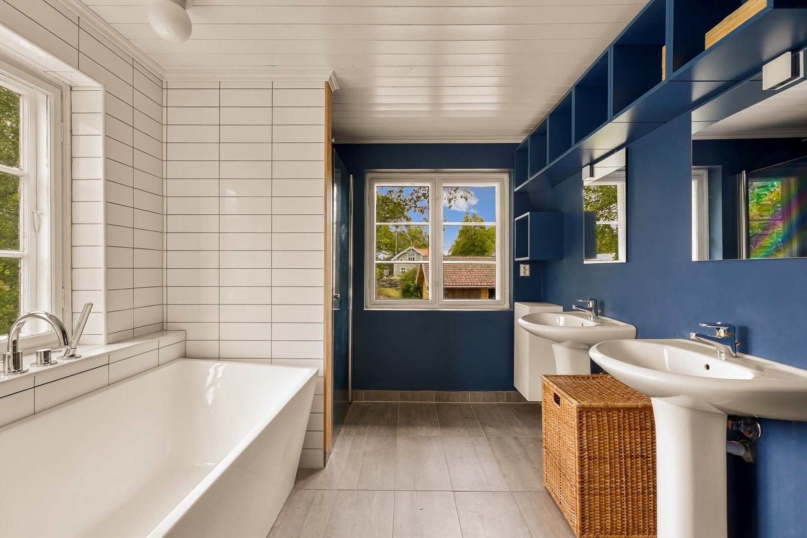 Badet i andre etasje ble pusset opp i 2018 og har både badekar og dusj. Galleribilde