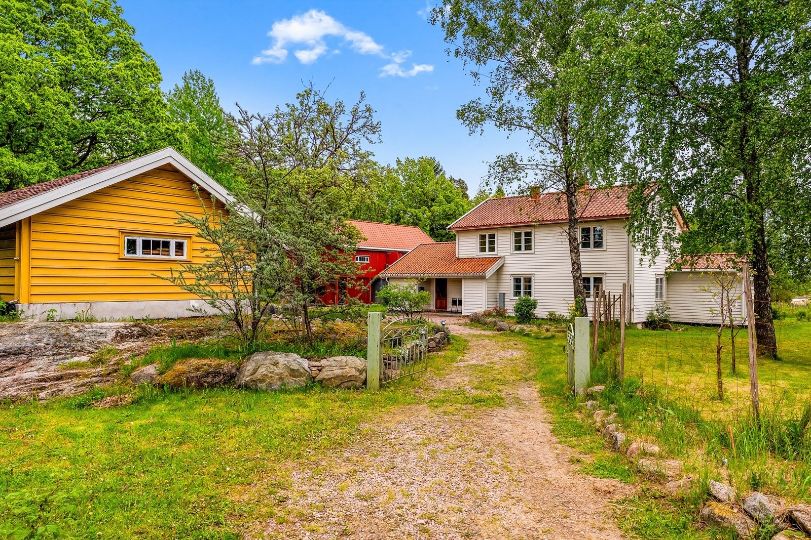 Tunet med redskapshuset til venstre, eneboligen i midten og uthuset i bakgrunnen. Galleribilde