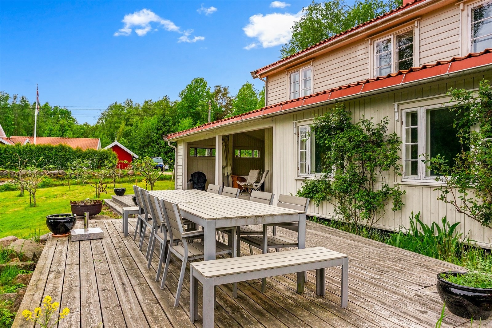 Uteplassen har god plass til langbord for måltider i det fri. Galleribilde