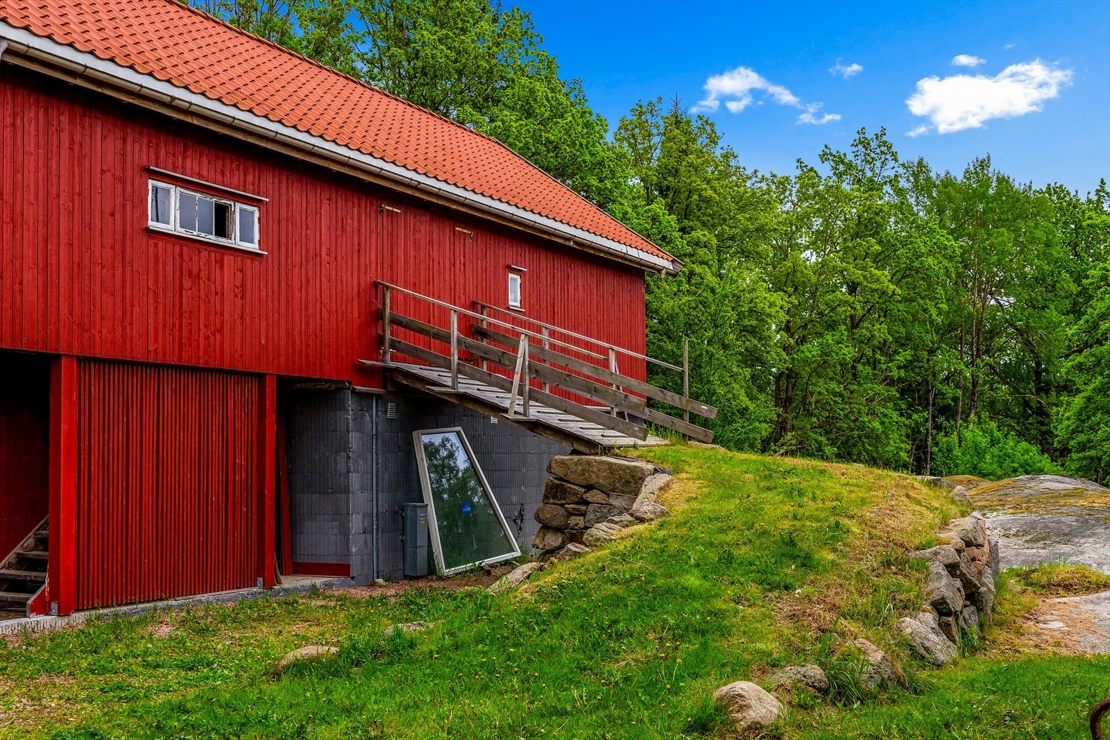 Detalj fra uthuset, som er bygget med Isorast-blokker i deler av første etasje. Galleribilde