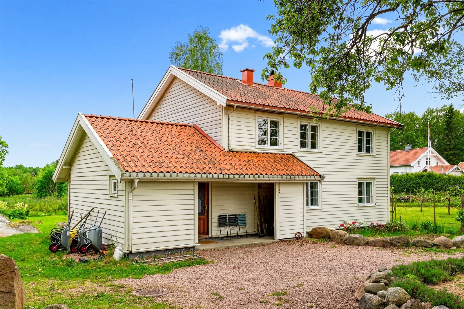 Tilbygget fra 2013 med overbygd inngangsparti. Galleribilde