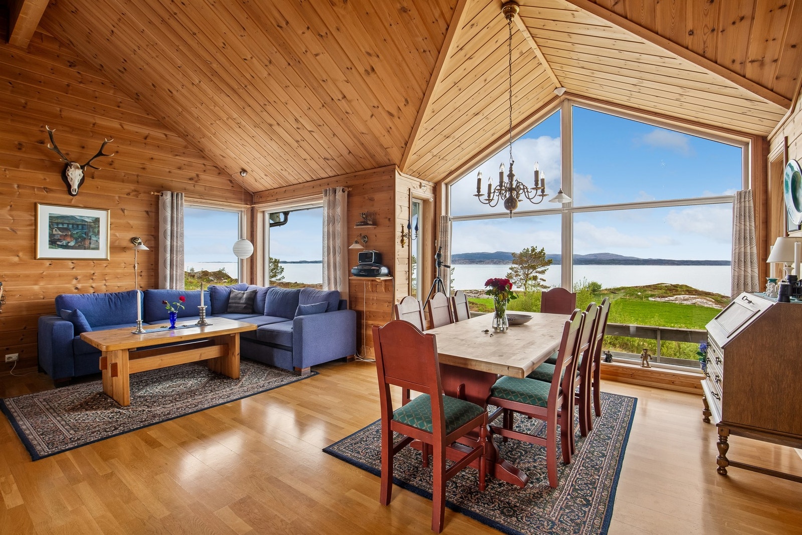Stue har store panoramavinduer Galleribilde