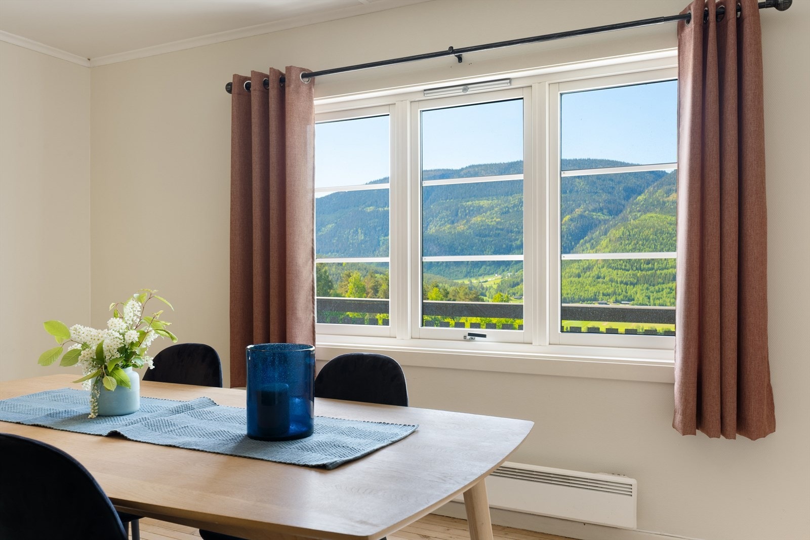 Vinduene rammer inn den fine utsikten. Galleribilde