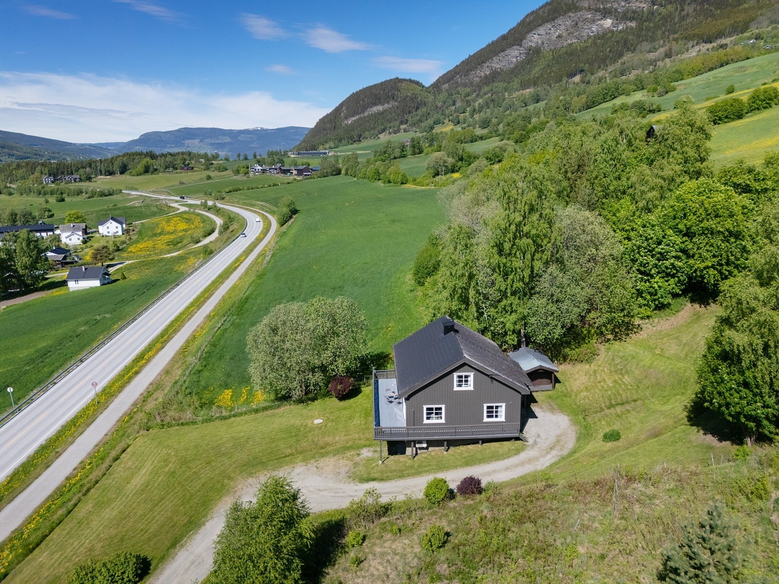 "Klebberhaugen" ligger landlig og fredelig til, like sør for Sygard Grytting i Sør-Fron kommune. Galleribilde